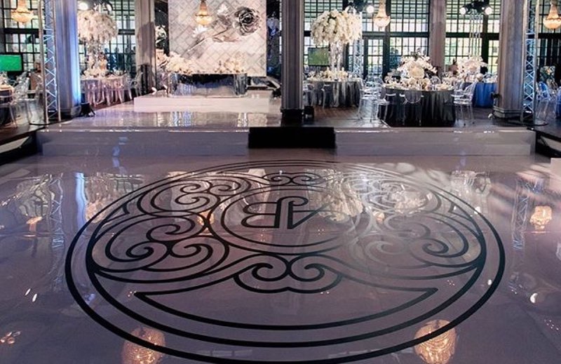 Оформлення весілля логотипу на підлогу
