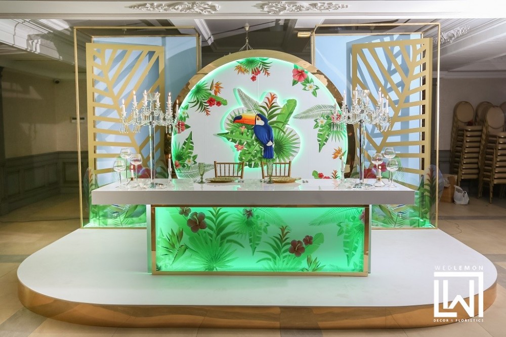 Оформлення столу молодих, у стилі тропіки, сучасний стіл для наречених