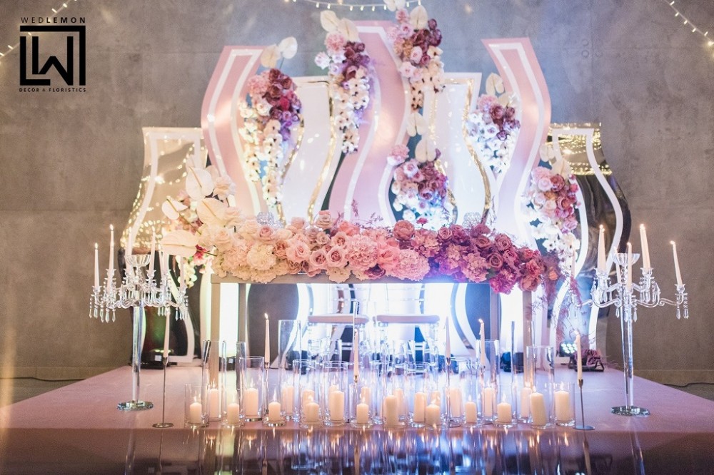 Золоте оформлення на весілля, прозорий стіл молодят, стіл наречених декор, сині бокали та склянки на весілля